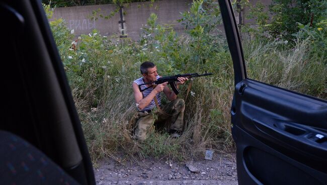 Боец народного ополчения во время патрулирования границ Горловки