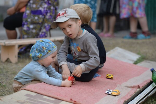 Дети играют во дворе жилого дома в Горловке