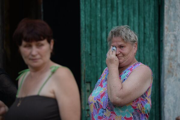 Жители Горловки во дворе дома, где находится бомбоубежище