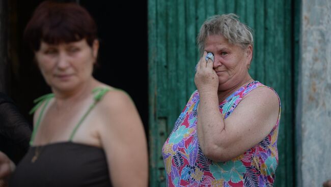 Жители Горловки во дворе дома, где находится бомбоубежище