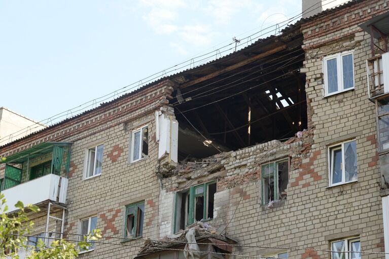 Поврежденный во время обстрела жилой дом в Горловке