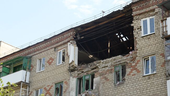 Поврежденный во время обстрела жилой дом в Горловке