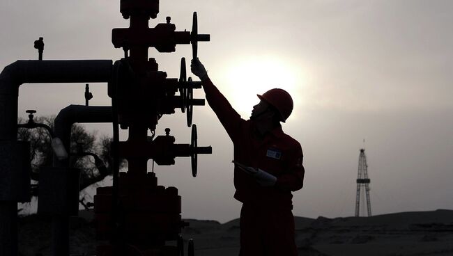 Рабочий на заводе PetroChina в Китае, архивное фото