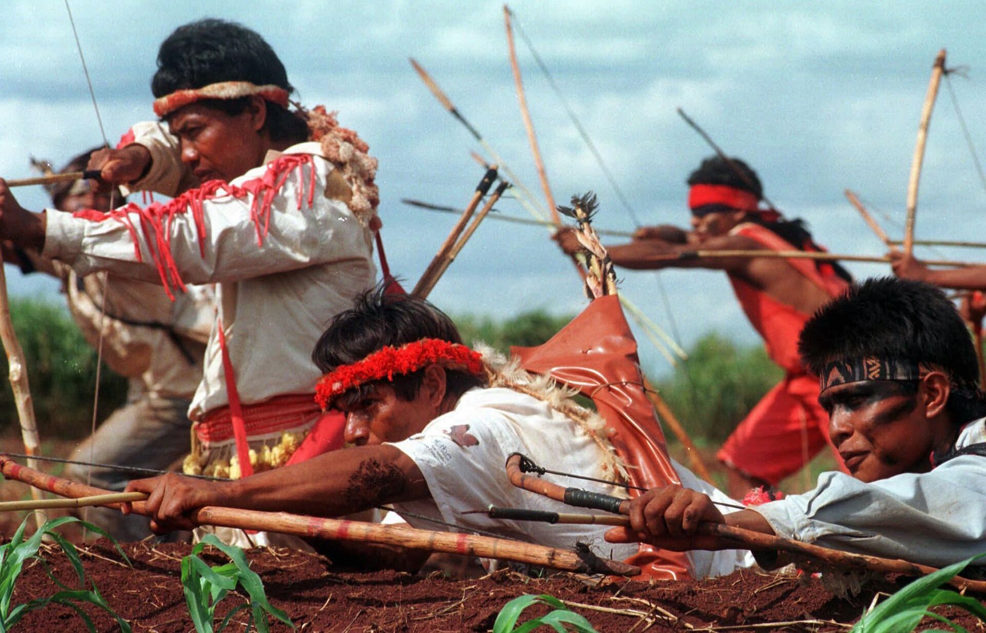 Индейцы из племени гуарани-каюва практикуются в стрельбе из лука - РИА Новости, 1920, 14.06.2024