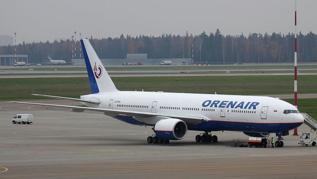 Боинг 777-2Q8ER авиакомпании Оренбургские авиалинии в московском аэропорту Шереметьево