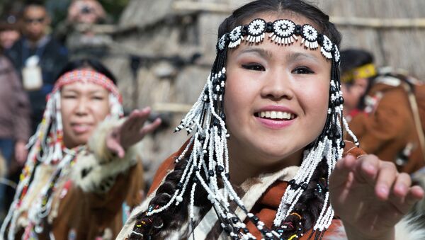 Ансамбль этнического танца Лач выступает на празднике благодарения природы за ее дары Алхалалалай