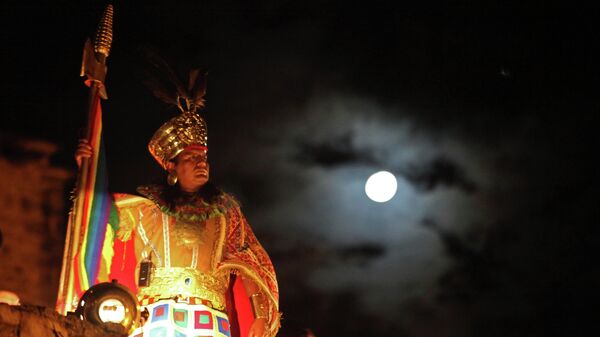 Мужчина, одетый в традиционный костюм индейцев племени Инка. Архивное фото