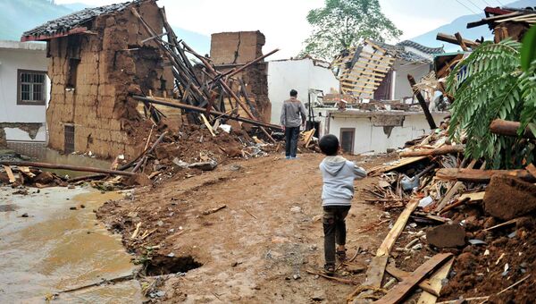 Дома, разрушенные землетрясением в городе Лунтушань, провинция Юньнань, Китай