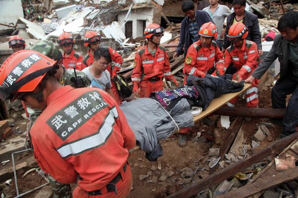 Спасательные работы на месте землетрясения в городе Лунтушань, провинция Юньнань, Китай