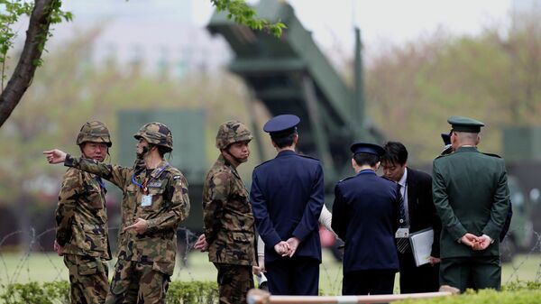 Японские военные стоят возле зенитно-ракетного комплекса Patriot. Архивное фото