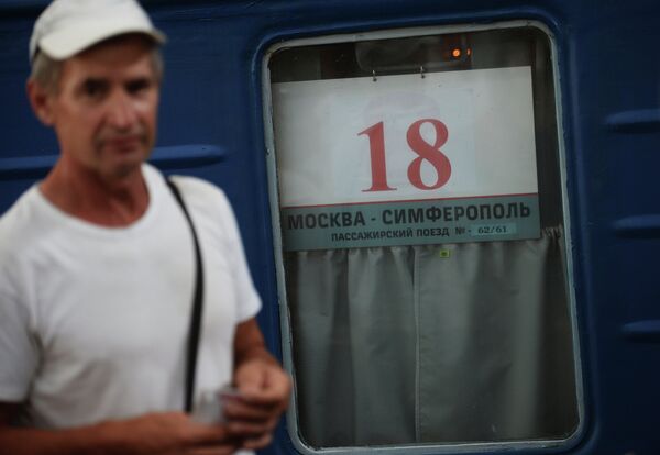 Пассажир на перроне у поезда Москва - Симферополь