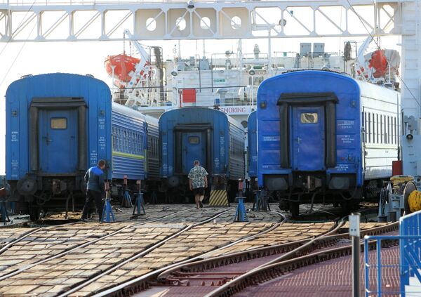 Разгрузка парома с вагонами поезда Симферополь - Москва на Керченской паромной переправе