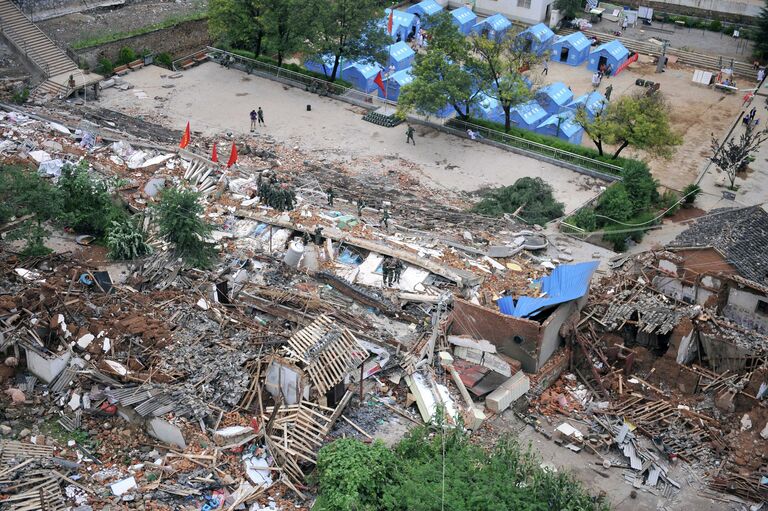 Дома, разрушенные землетрясением в городе Лунтушань, провинция Юньнань, Китай