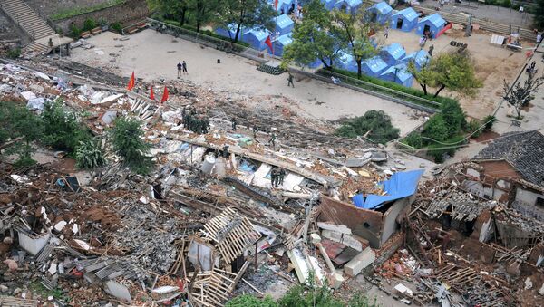 Дома, разрушенные землетрясением в городе Лунтушань, провинция Юньнань, Китай