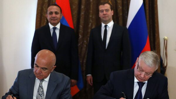 Премьер-министр Армении Овик Абраамян (на втором плане слева) и Председатель правительства РФ Дмитрий Медведев (на втором плане справа)