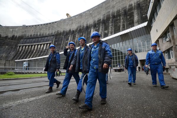 Рабочие на территории Саяно-Шушенской ГЭС