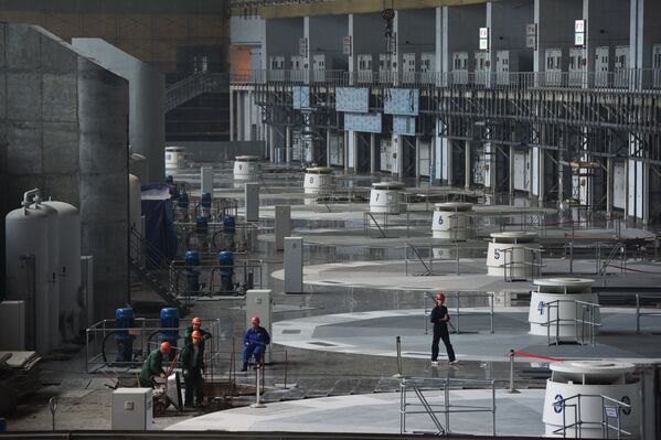 Рабочие в машинном зале Саяно-Шушенской ГЭС