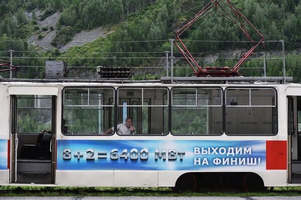 Трамвай, курсирующий между Саяно-Шушенской ГЭС и поселком Черемушки