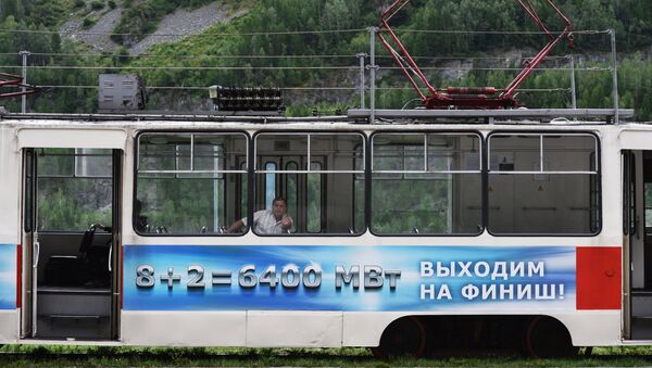Трамвай, курсирующий между Саяно-Шушенской ГЭС и поселком Черемушки. Архивное фото
