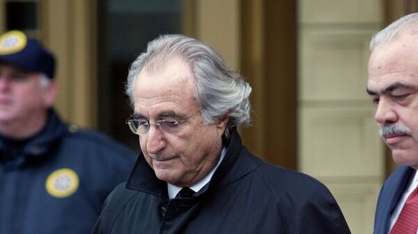 Бернард Л. Мэдофф, обвиняемый в основании финансовой пирамиды возле Федерального суда в Нью-Йорке 14 января 2009 года