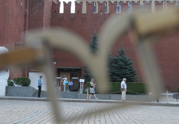 Посетители у прохода рядом с воротами Спасской башни на територию Московского Кремля