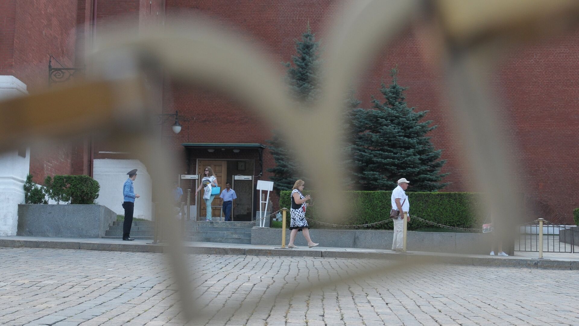 Посетители у прохода рядом с воротами Спасской башни на територию Московского Кремля - РИА Новости, 1920, 28.09.2020