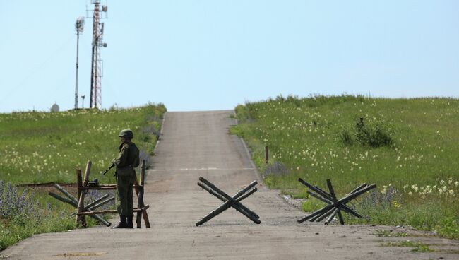 Военнослужащий на КПП на въезде на полигон. Архивное фото