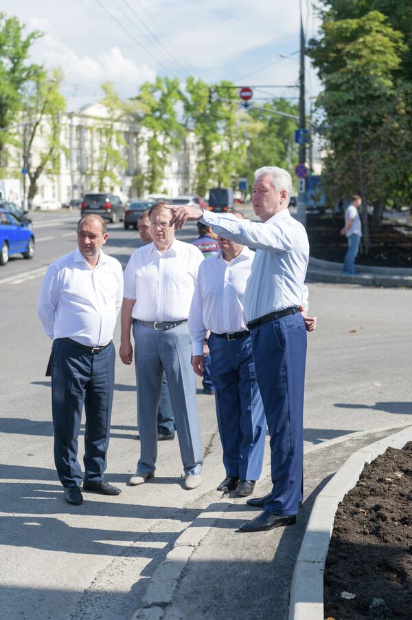 Мэр Москвы Сергей Собянин осмотрел ход выполнения работ по благоустройству пешеходного маршрута площадь Гагарина — площадь Европы