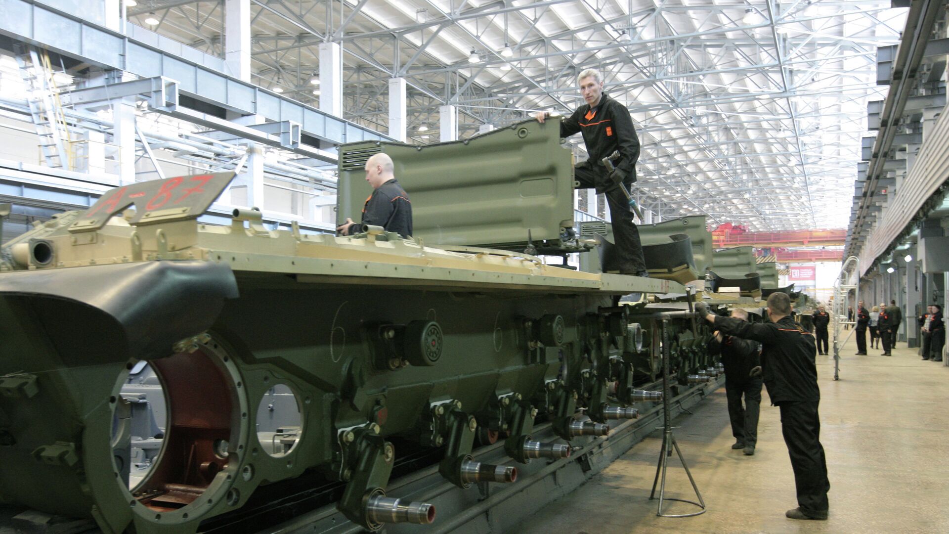 Рабочие осуществляют сборку танков в производственном цехе - РИА Новости, 1920, 13.11.2022