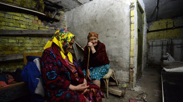 Пенсионеры в Шахтерске Донецкой области.. Архивное фото