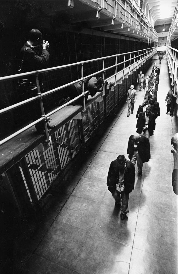 Заключенные идут по коридору тюрьмы Альктрас