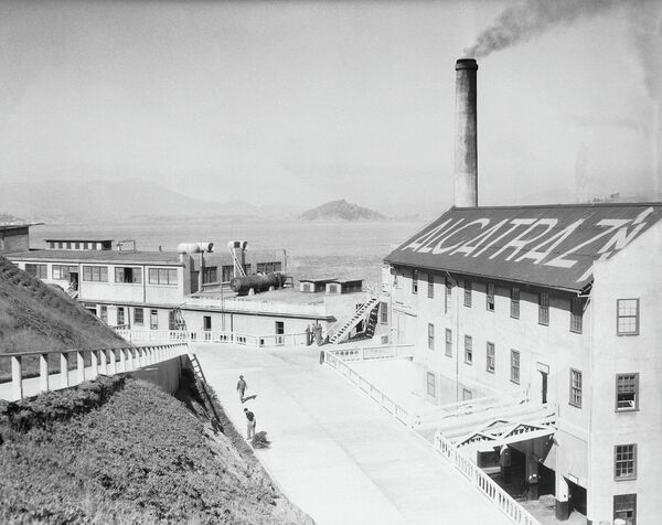 Вид сверху на постройки тюрьмы Алькатрас