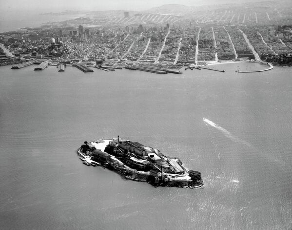 Вид с воздуха на залив Сан-Франциско и федеральную тюрьму Алькатрас
