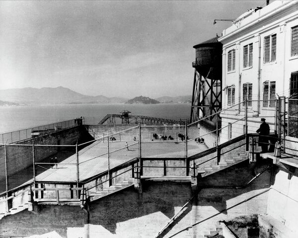 Вид на сторожевые башни тюрьмы Алькатрас