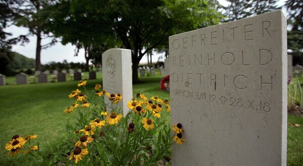 Могилы британского и немецкого военных, похороненных рядом на кладбище в Монсе, Бельгия
