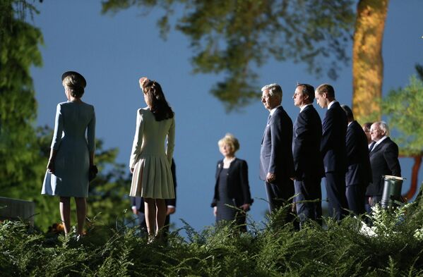 Королева Бельгии Матильда, герцогиня Кейт, король Бельгии Филипп, британский премьер-министр Дэвид Кэмерон и принц Уильям на кладбище в Монсе, Бельгия