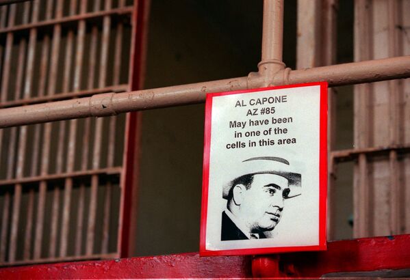 Табличка в тюрьме-музее Алькатрас сообщающая, что в одной из камер на втором этаже сидел Аль Капоне