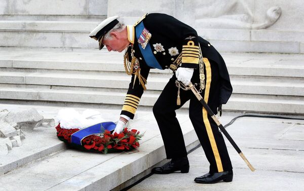 Принц Чарльз возлагает венок во время церемонии, посвященной столетию с начала Первой Мировой войны.