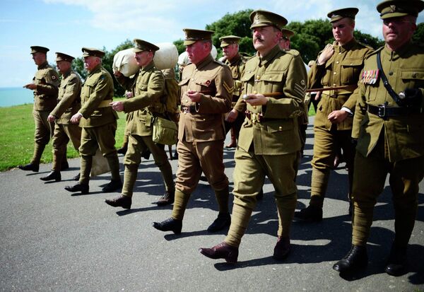 Члены исторического общества, одетые в форму солдат Первой Мировой, маршируют в Фолкстоуне, Англия