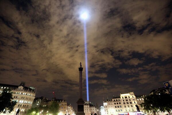 Луч света на Трафальгарской площади в Лондоне во время церемонии, посвященной столетию с начала Первой Мировой войны