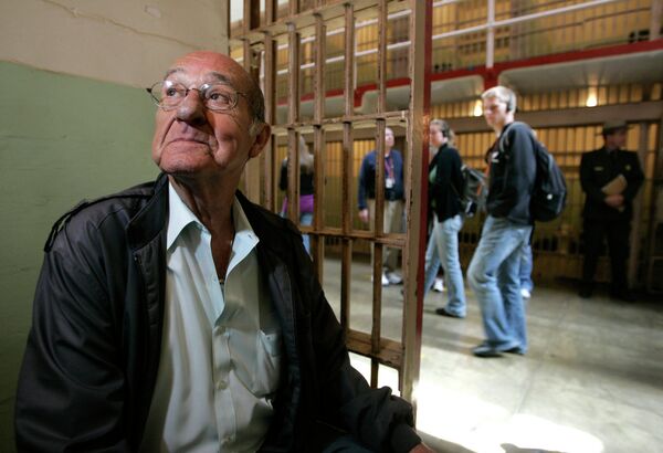 Бывший заключенный сидит в своей камере при посещении музея-тюрьмы Алькатрас