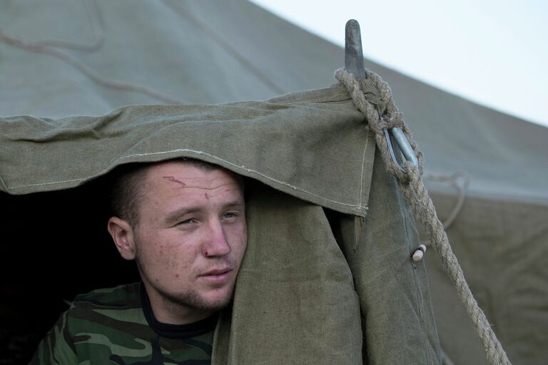 Украинский солдат в палаточном лагере недалеко от деревни Гуково Ростовской области