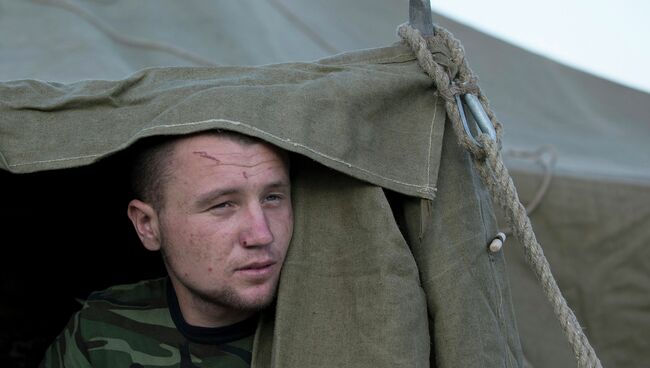 Украинский солдат в палаточном лагере недалеко от деревни Гуково Ростовской области