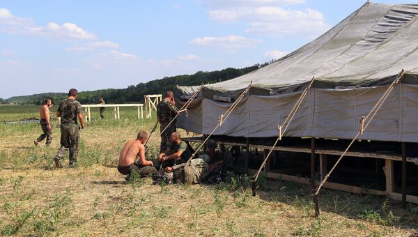 Украинские военнослужащие в палаточном лагере в Ростовской области