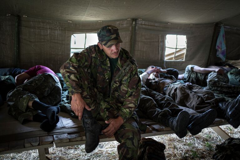 Украинский военнослужащий в палаточном лагере в Ростовской области
