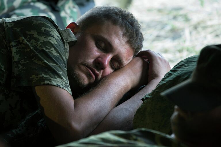 Украинский военнослужащий спит в палаточном лагере в Ростовской области