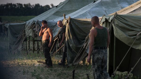 Украинские военнослужащие в палаточном лагере в Ростовской области