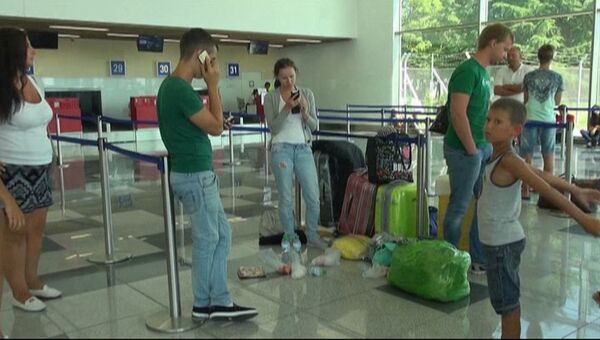 Люди в шоке, воды нет – застрявшая в аэропорту из-за банкротства Лабиринта