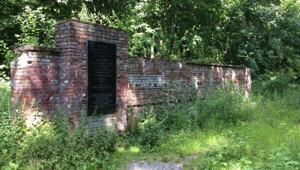 Мемориальная стена на старом еврейском кладбище Калининграда