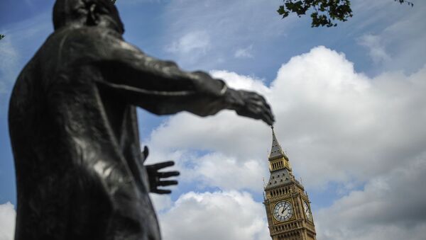 Памятник Нельсону Манделе и Биг Бен в Лондоне